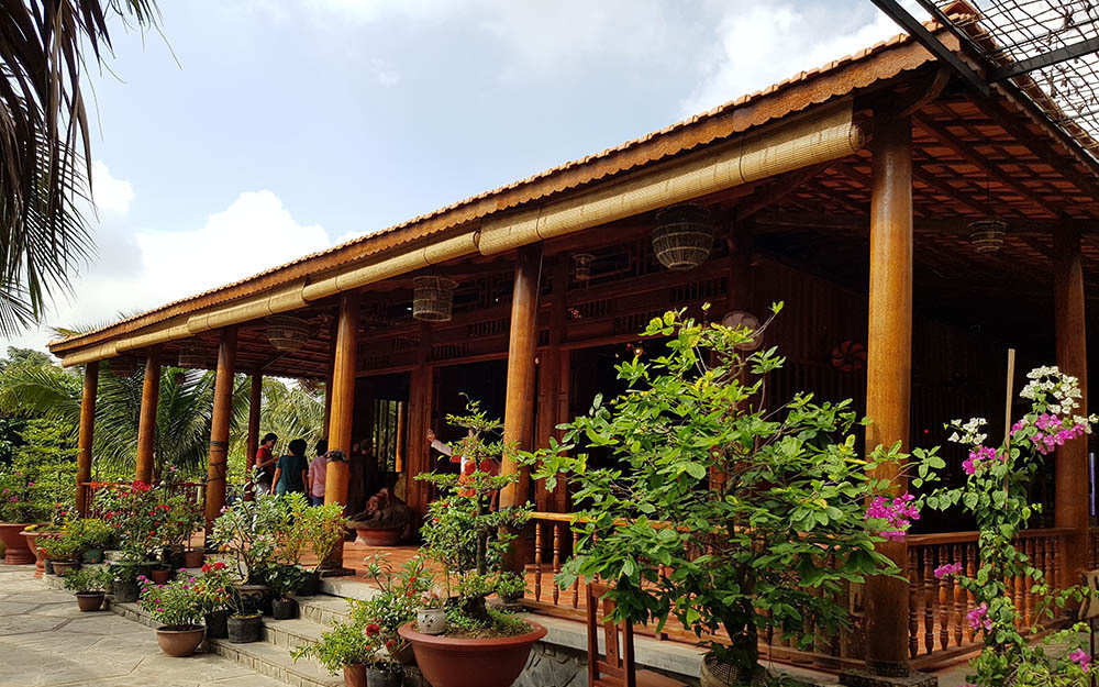 Căn nhà được xây dựng trên khu đất rộng 4.000m2 và có đến 95% vật kiến trúc được làm từ cây dừa. Tổng chi phí cho khu nhà này hơn 5 tỷ đồng. Ảnh: Baodansinh.