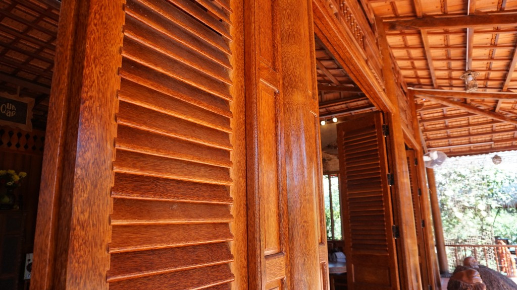 Cửa ra vào cũng là từ cây dừa. Ảnh: Người đưa tin.