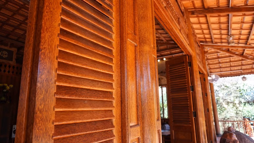 Cửa ra vào cũng là từ cây dừa. Ảnh: Người đưa tin.