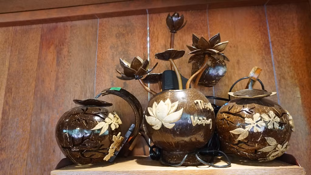 Bên trong căn nhà nhiều vật dụng bằng dừa được trưng bày. Ảnh: Người đưa tin.