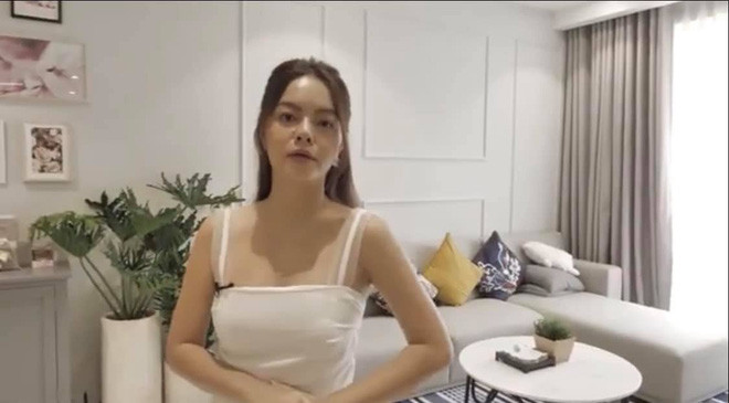 Bộ sofa và bàn trà nhỏ đơn giản.