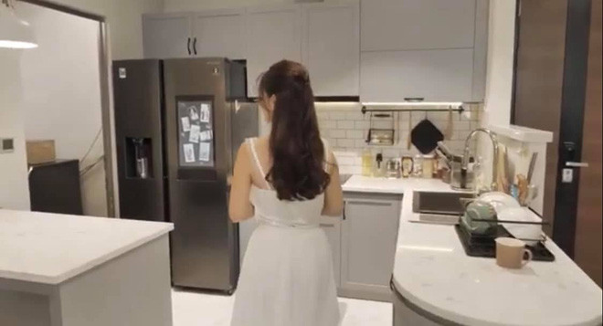 Phòng bếp không quá rộng nhưng hiện đại.