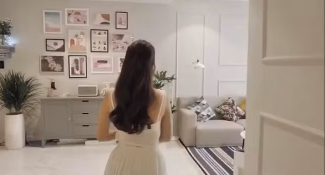 Phòng khách trong căn hộ được nữ ca sĩ trang trí khá sinh động.