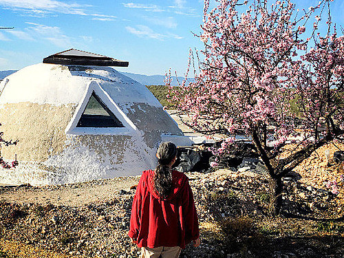 Áp dụng mô hình Earthship, đôi vợ chồng mua mảnh đất 20 ha và bắt tay xây dựng căn nhà rộng 80 m2 vào năm 2007. Họ dành mỗi ngày/tuần để xây nhà và 7 năm sau Laura và David chính thức chuyển tới nhà mới.