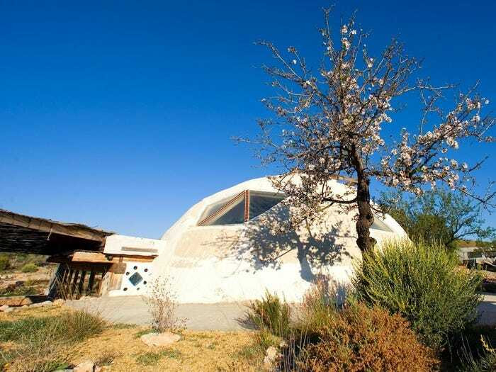 Nhà được xây chủ yếu lon nhôm, chai nhựa, lốp xe.