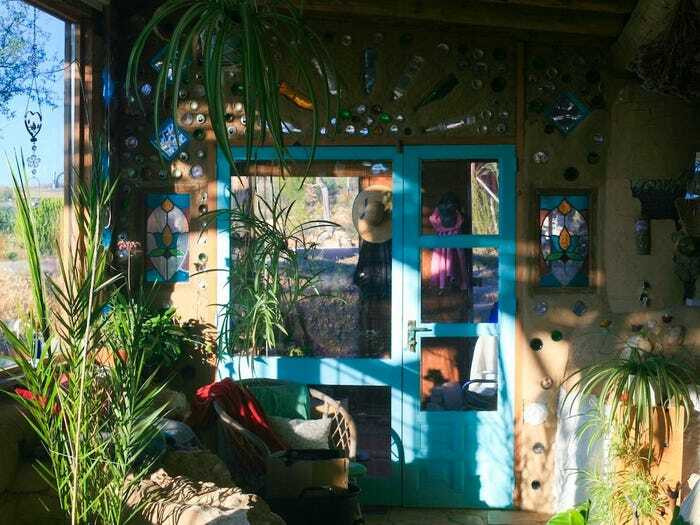 Hai vợ chồng cũng tìm kiếm nguyên vật liệu ở bãi rác như cánh cửa cũ giờ xếp ở hiên nhà. 