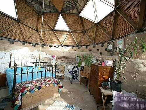 Mái vòm trắng lấy ý tưởng từ kiến trúc miền Nam Tây Ban Nha, bên trên có các ô kính để lấy sáng.