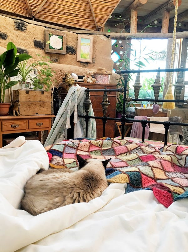 Thông qua các cửa sổ hướng Nam, ánh nắng mặt trời len vào trong nên mùa đông trong nhà rất ấm.