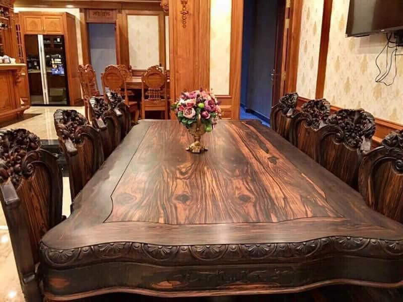 Bộ bàn ăn bằng gỗ đồ sộ. Ảnh: Baodansinh.