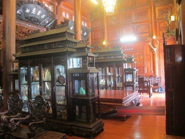 Bên trong nhà cũng hoàn toàn là nội thất gỗ sang trọng. Ảnh: Người đưa tin.