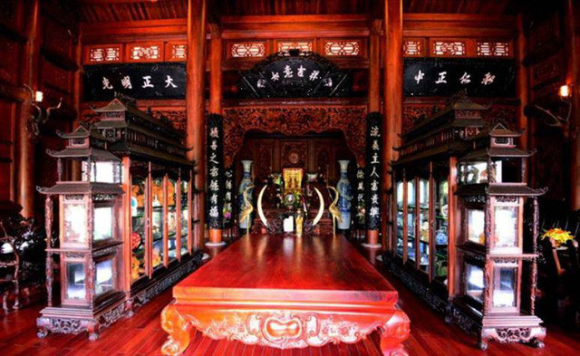 Chỉ cần nhìn vào nội thất toàn gỗ quý hiếm cũng cho thấy độ chịu chơi của gia chủ. Ảnh: Người đưa tin. Video: Dân Sài thành ‘tiếc’ biệt thự Pháp bị phá dỡ. Nguồn: VTC14