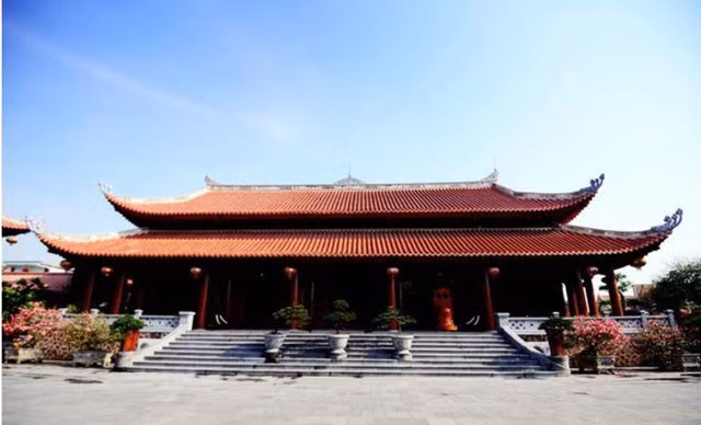 Được biết, lượng gỗ quý được dùng để xây "biệt phủ" lên đến khoảng 2.000 m3 gồm đinh hương, giáng hương, cẩm lai…Ảnh: Zing.