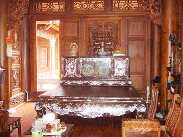 Sập và tủ được khảm trai sang trọng. Ảnh: Người đưa tin.