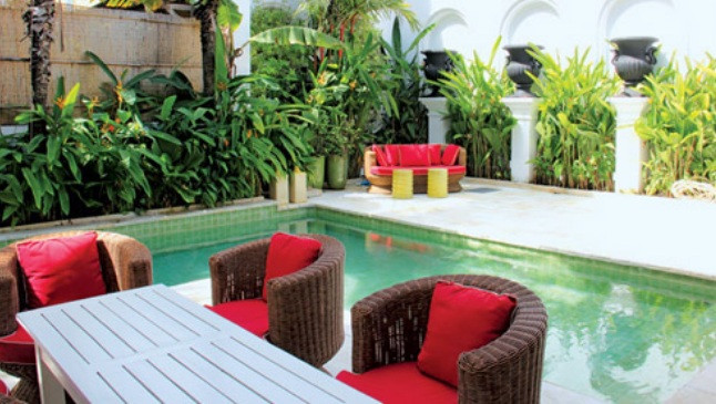 Trong không gian phòng ngủ chính được trang trí bằng các bức tranh sơn dầu mô phỏng các bức áp-phích thập niên 60 và 70… Thái Công thiết kế giường và chiếc ghế dài kiểu Art Deco bọc da cá đuối vô cùng ấn tượng. Trong toàn bộ ngôi nhà những chiếc thảm được làm hoàn toàn bằng lụa dệt tay của Ấn Độ. Những chiếc gương kiểu Art Nouvou, chất liệu đồng nhập từ Pháp về vô cùng sang trọng.