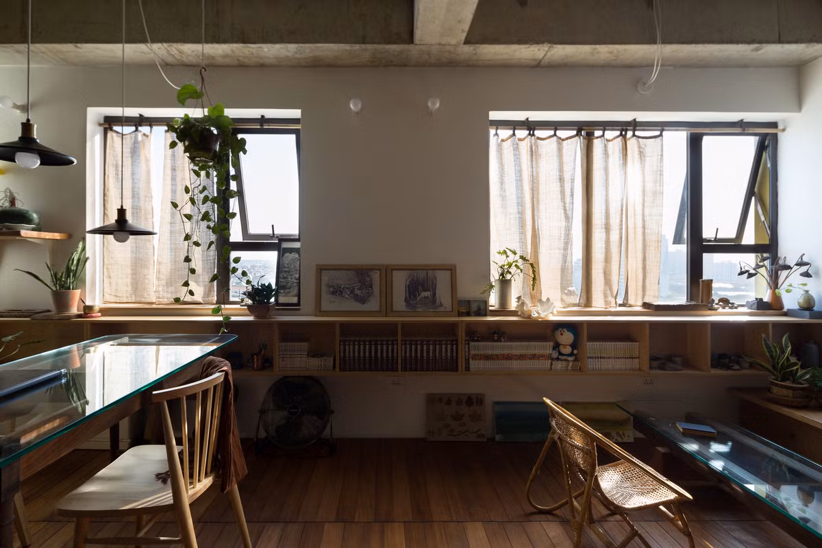 Đèn thả trần như một điểm nhấn giúp cho không gian.