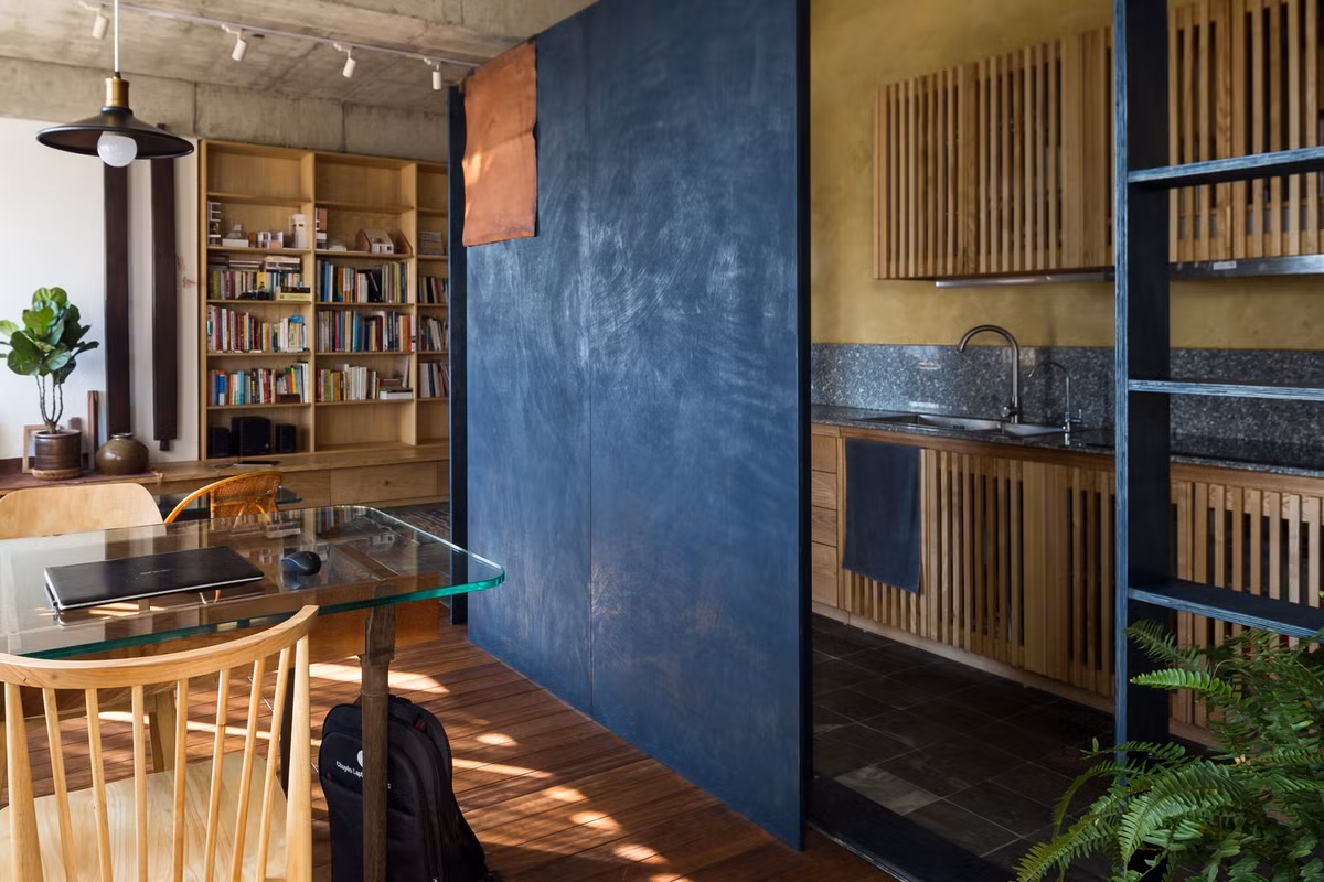 Một phòng tắm được chuyển thành phòng giặt và lưu trữ đồ.