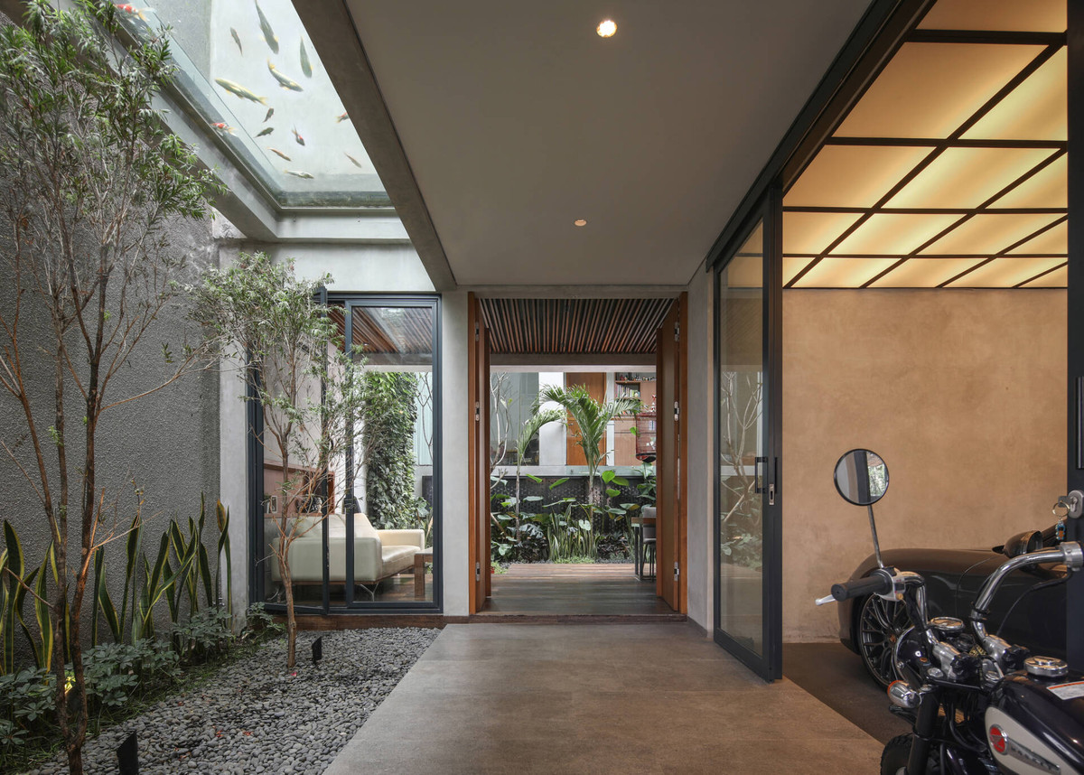 Giải pháp nhóm thiết kế đưa ra là sử dụng triệt để những yếu tố tự nhiên như cây cối, ánh sáng, nước,.. giúp căn nhà dù nằm giữa trung tâm thành phố nhưng vẫn có khả năng ngăn cản khói bụi, mang cả thiên nhiên vào bên trong.