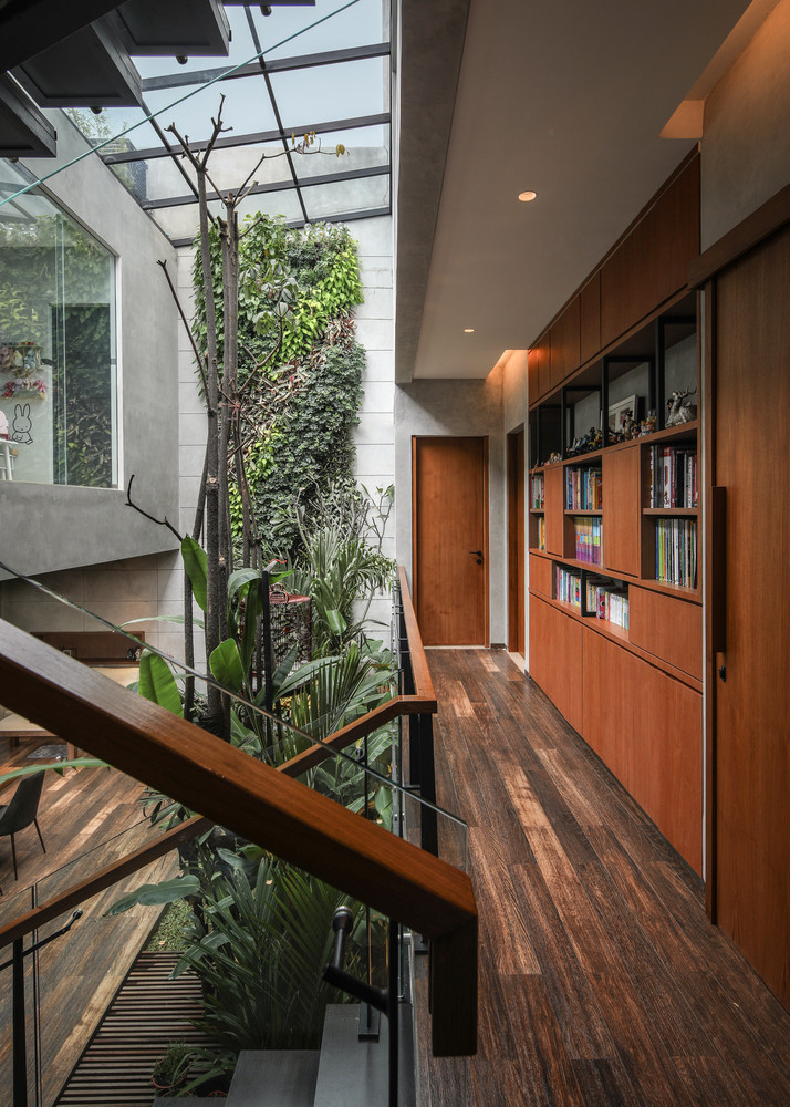 Đặc biệt, chính giữa nhà có một hệ thống vườn cây - giếng trời ấn tượng như một hệ sinh thái thu nhỏ.