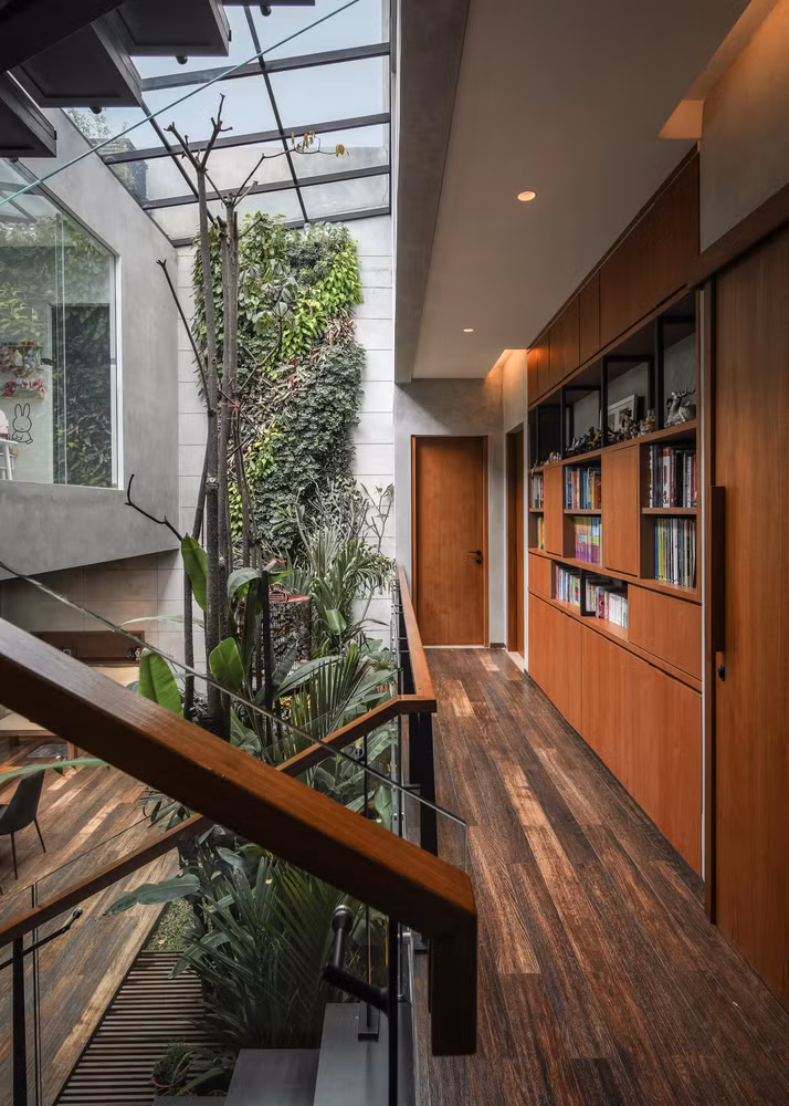 Đặc biệt, chính giữa nhà có một hệ thống vườn cây - giếng trời ấn tượng như một hệ sinh thái thu nhỏ.