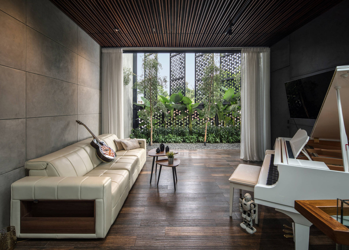 Phòng khách nhìn thẳng ra vườn cây ngay tại ban công tầng 2.