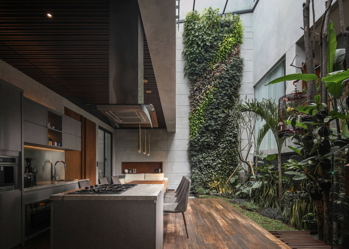 Không gian nhà bếp mát mẻ với sự góp mặt của cây xanh.