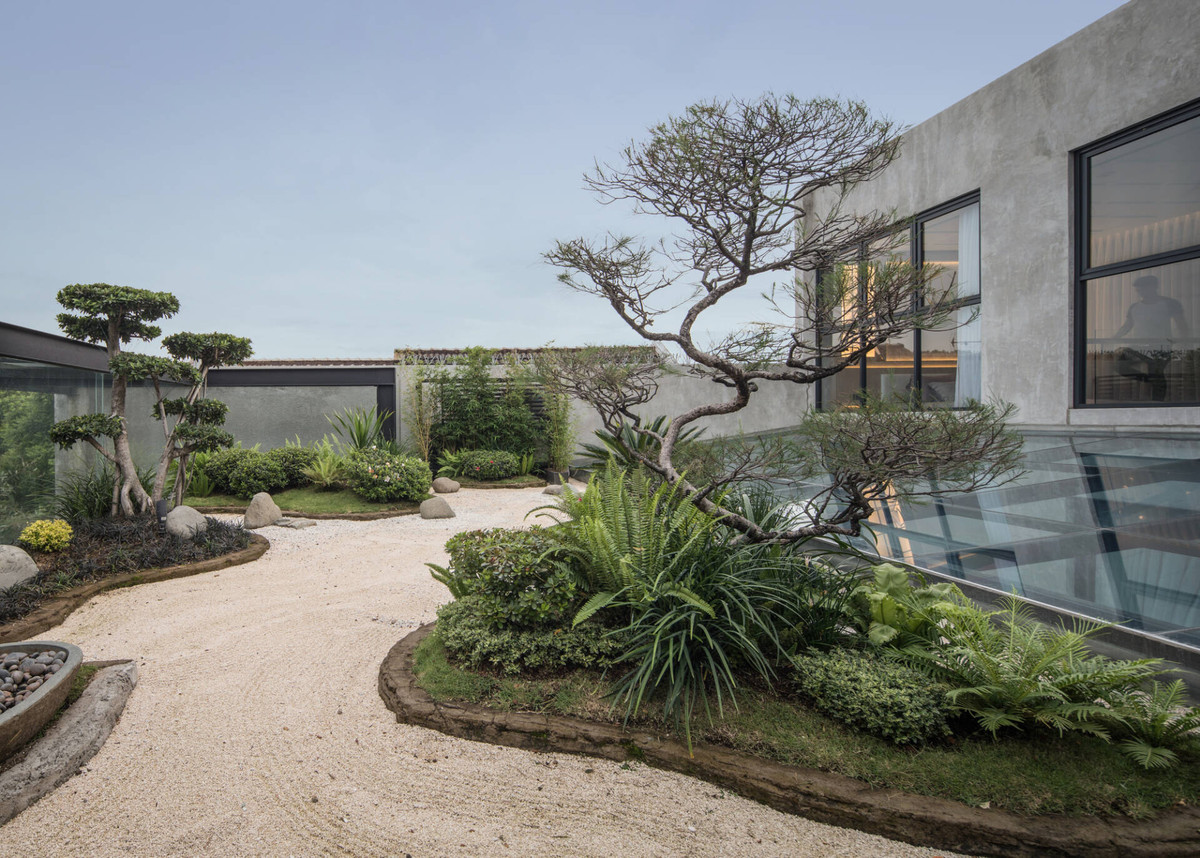 Cây xanh tạo dáng bonsai độc đáo trên ban công tầng 2. Nguồn ảnh: Archdaily. Video: Kiến trúc hiện đại cho ngôi nhà liền kề. Nguồn: VTC1