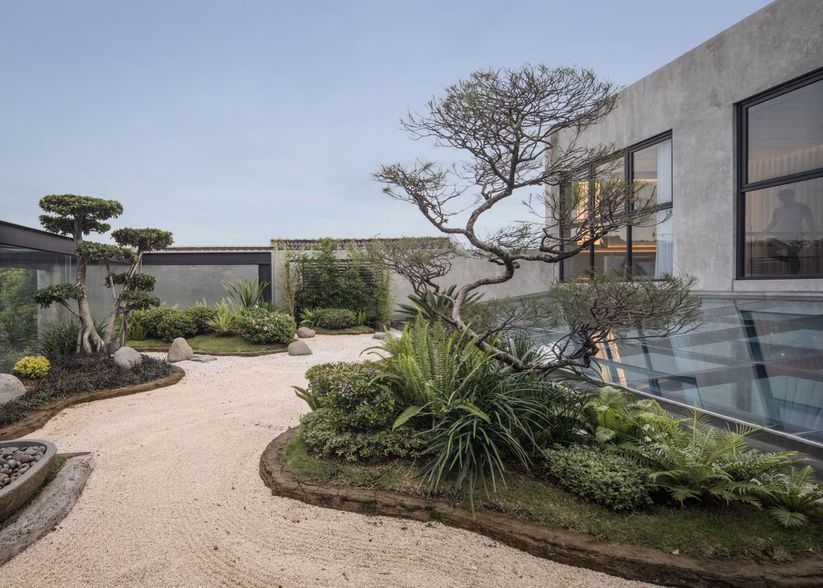 Cây xanh tạo dáng bonsai độc đáo trên ban công tầng 2. Nguồn ảnh: Archdaily. Video: Kiến trúc hiện đại cho ngôi nhà liền kề. Nguồn: VTC1