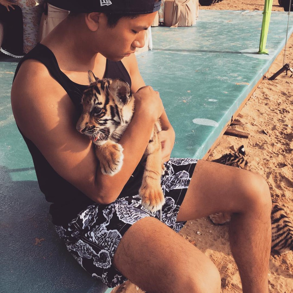 Ngoài thời gian du lịch, Abdul cũng có niềm đam mê thể thao và nuôi những con thú quý hiếm.