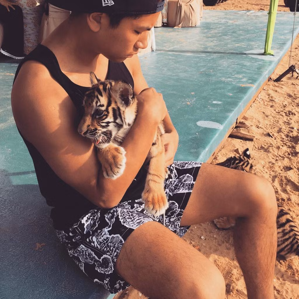 Ngoài thời gian du lịch, Abdul cũng có niềm đam mê thể thao và nuôi những con thú quý hiếm.