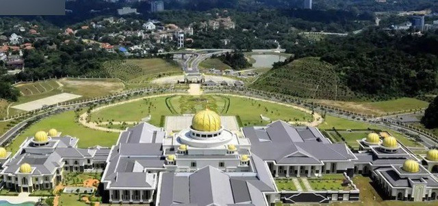 Hiện, Hoàng tử Brunei đang sống trong cung điện 1877 phòng của vua cha. Cung điện này được trang trí vàng, bạc, đá cẩm thạch rất ấn tượng.