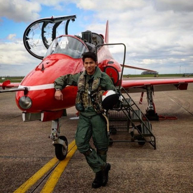 Những lúc chán đường bộ, Abdul Mateen leo lên chuyên cơ cá nhân riêng và tự lái chúng.