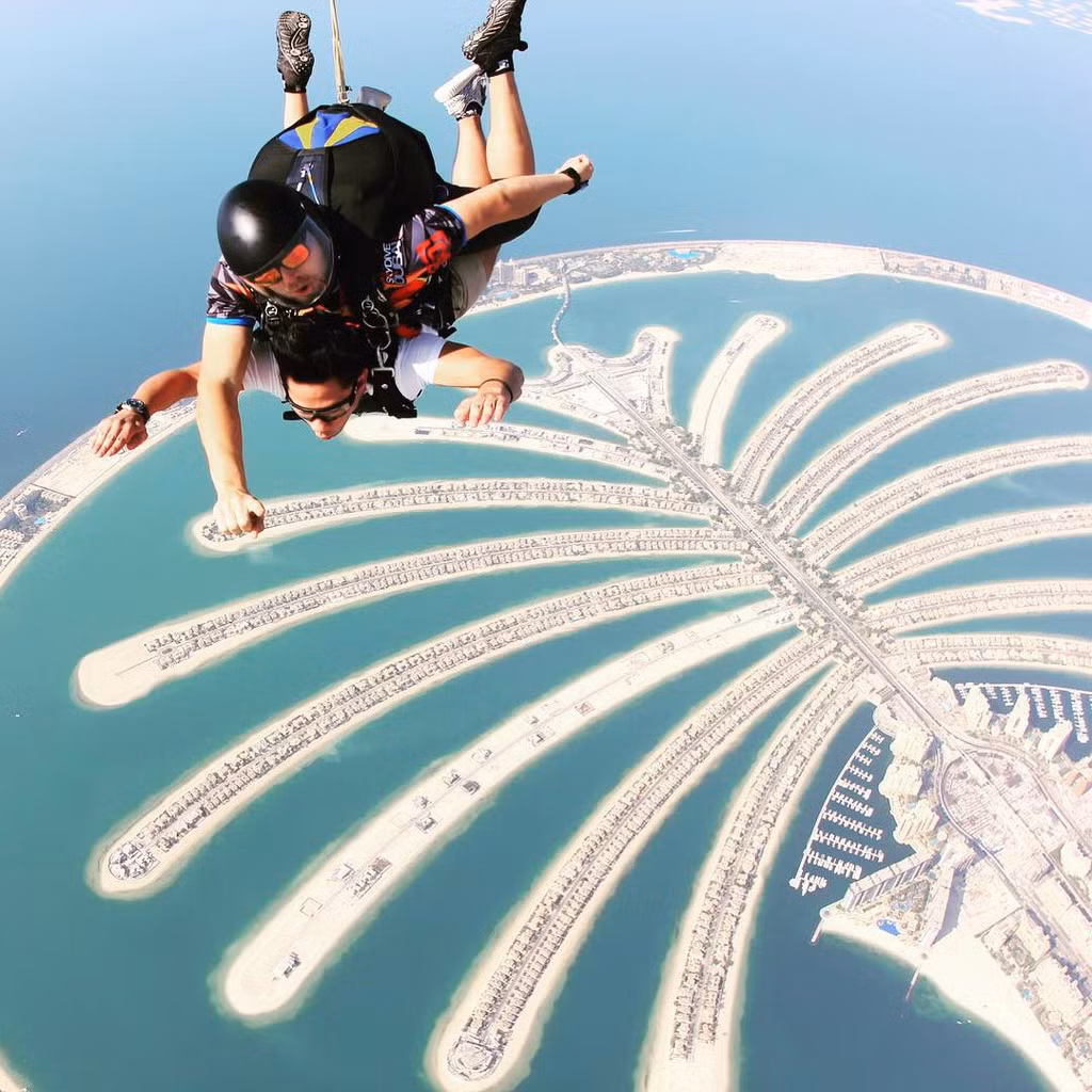 Trong chuyến đi đến Dubai (UAE), hoàng tử từng chơi trò chơi skydive dành cho giới nhà giàu. Đây là trò chơi nhảy dù từ máy bay ở độ cao khoảng 4.000m. Giá trung bình mỗi lượt chơi khoảng gần 600 USD.