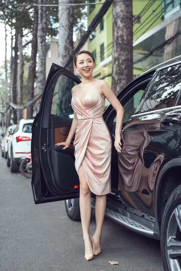 Đầu năm 2017, nữ ca sĩ Tóc Tiên đã mạnh tay chi hơn 2 tỷ đồng để mua một chiếc xe Mercedes mặc dù đã có phương tiện di chuyển trước đó. Ảnh: Internet.