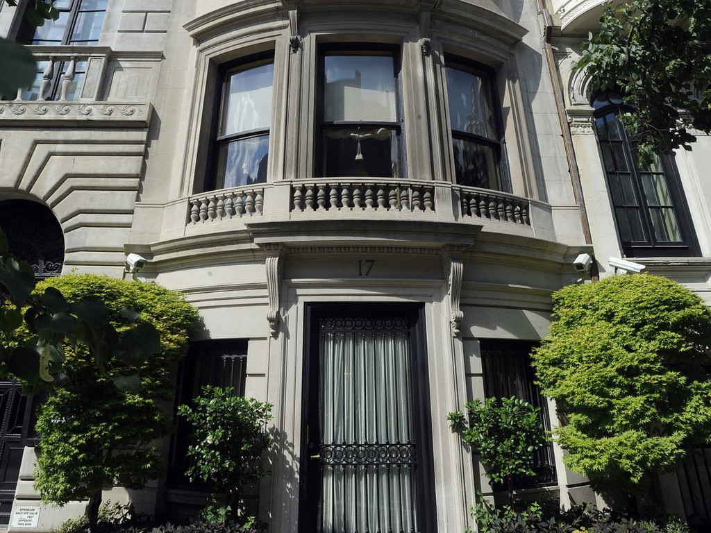 Tại thành phố New York, tỷ phú Bloomberg sống trong biệt thự 5 tầng ở khu Upper East Side của Manhattan, nhìn ra công viên Central Park và là lựa chọn của giới thượng lưu nước Mỹ.