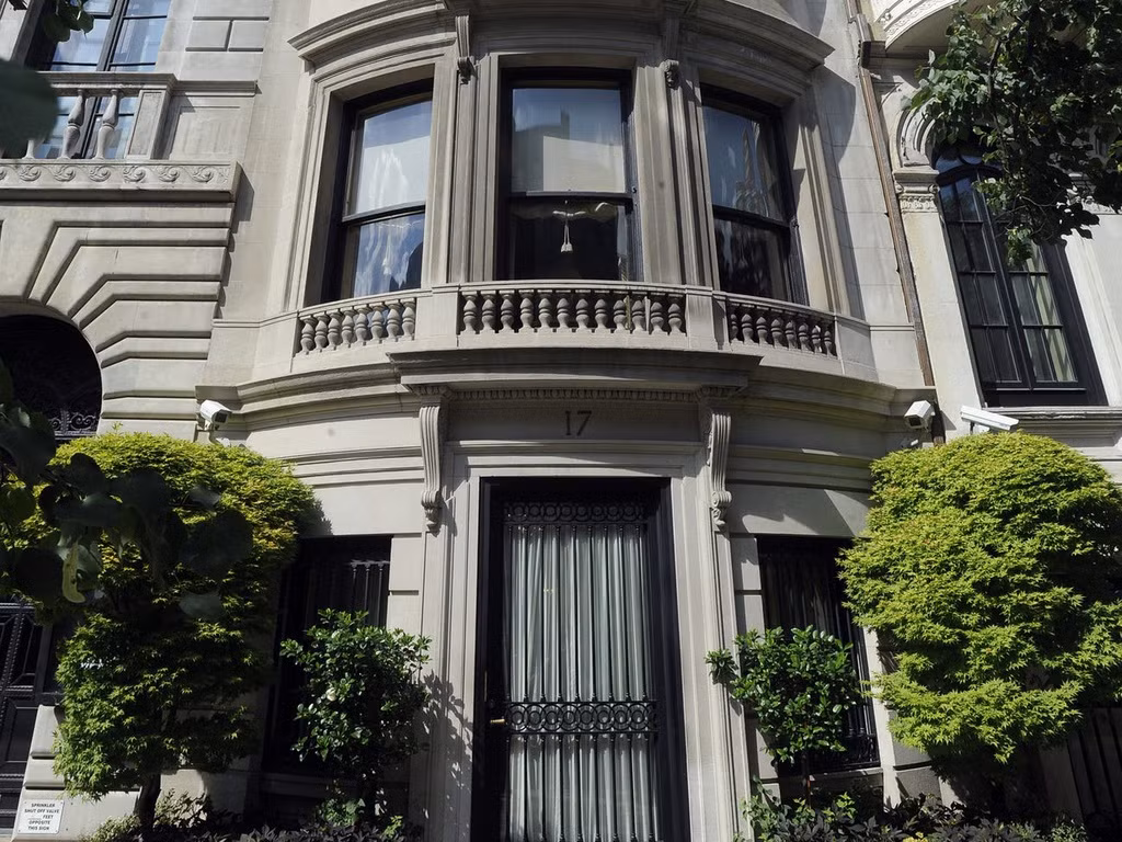 Tại thành phố New York, tỷ phú Bloomberg sống trong biệt thự 5 tầng ở khu Upper East Side của Manhattan, nhìn ra công viên Central Park và là lựa chọn của giới thượng lưu nước Mỹ.