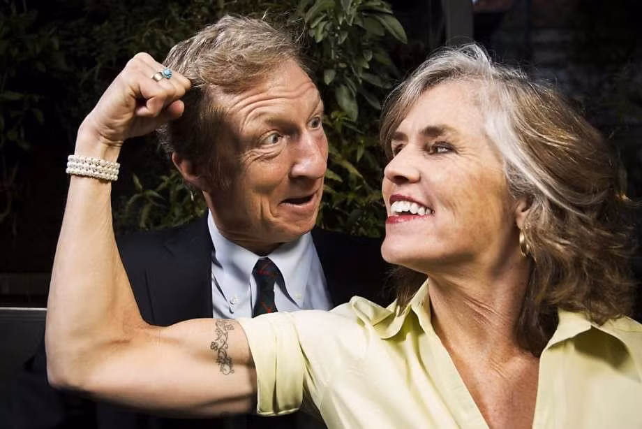 Khi đã là tỷ phú, ông Tom Steyer vẫn mua vé máy bay hạng phổ thông, lái một chiếc Honda Accord bình dân nhưng chi bộn tiền cho các hoạt động từ thiện.