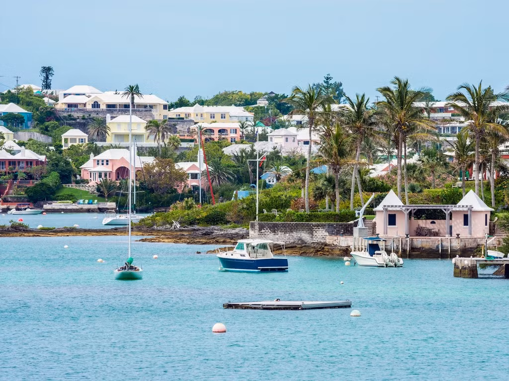 Ngoài ra, Michael Bloomberg còn sở hữu một biệt thự bên bờ biển Bermuda và 2 biệt thự tại London, Anh.