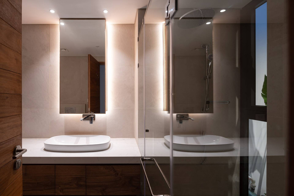 Cửa kính khu vực phòng tắm tạo không gian rộng rãi hơn. Nguồn ảnh: Triệu Chiến.