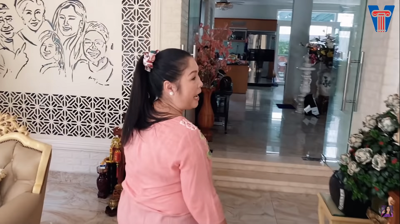 Bên cạnh giới thiệu 2 khu vườn, NSND Hồng Vân còn giới thiệu những hình ảnh bên trong căn biệt thự. Phòng khách treo bức tranh gia đình vẽ phác họa và nội thất sang trọng.