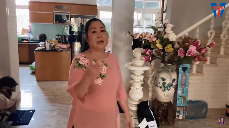 Phòng khách cũng thông với phòng bếp được bài trí ngăn nắp.