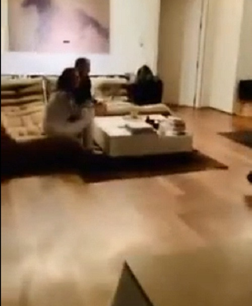 Không gian phòng khách thiết kế khá đơn giản. Ảnh cắt video.