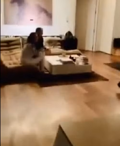 Không gian phòng khách thiết kế khá đơn giản. Ảnh cắt video.