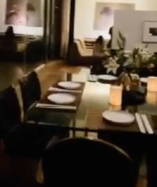 Trên cùng một mặt sàn, ca sĩ Hồng Nhung thiết kế liền kề cả phòng khách, phòng ăn, phòng ngủ và nhiều phòng sinh hoạt khác. Ảnh cắt video.