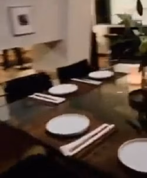 Bàn ăn bằng gỗ rộng rãi. Ảnh cắt video.