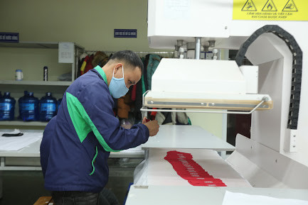 Khẩu trang bị lỗi được đánh dấu đỏ và phân loại riêng.