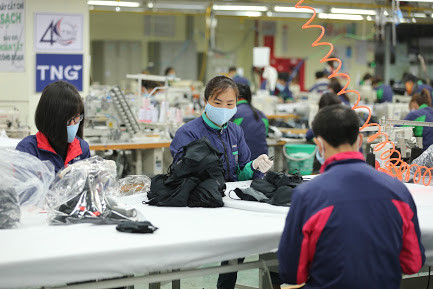 Công đang huy động nhân lực để đẩy mạnh sản xuất mặt hàng khẩu trang, giá bán 1 chiếc khẩu trang nano được công ty niêm yết là 19.000 đồng.