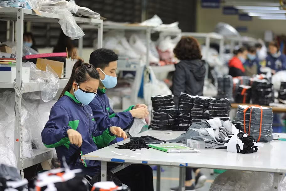 Trước nhu cầu sử dụng khẩu trang y tế tăng cao dẫn đến khả năng khan hiếm mặt hàng này, CTCP Đầu tư và Thương mại TNG (trụ sở tại Thái Nguyên) cho biết sẽ sản xuất 50.000-60.000 chiếc/ngày.