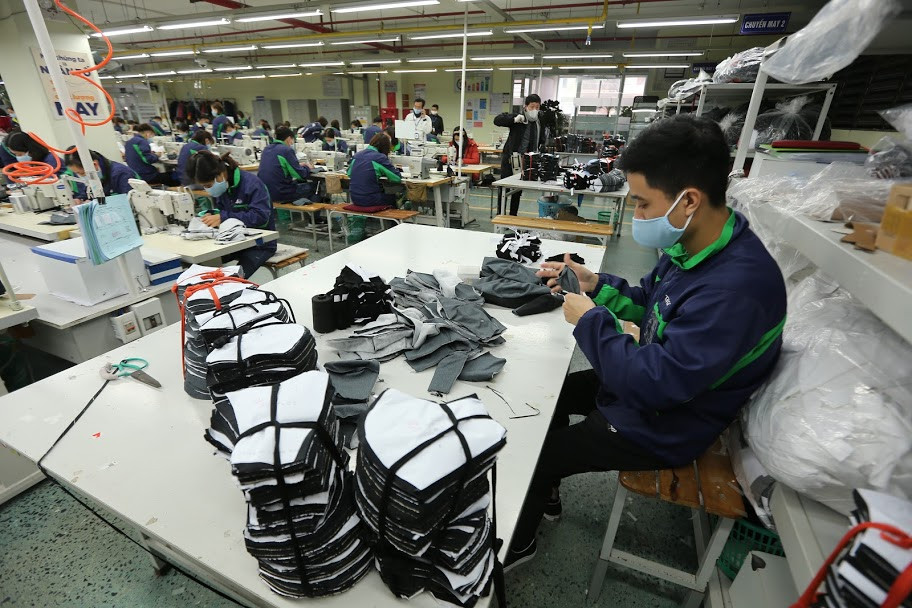 Sau khi hấp sấy tiệt trùng, những chiếc khẩu trang sẽ được đóng gói và đưa đến các điểm bán hàng.