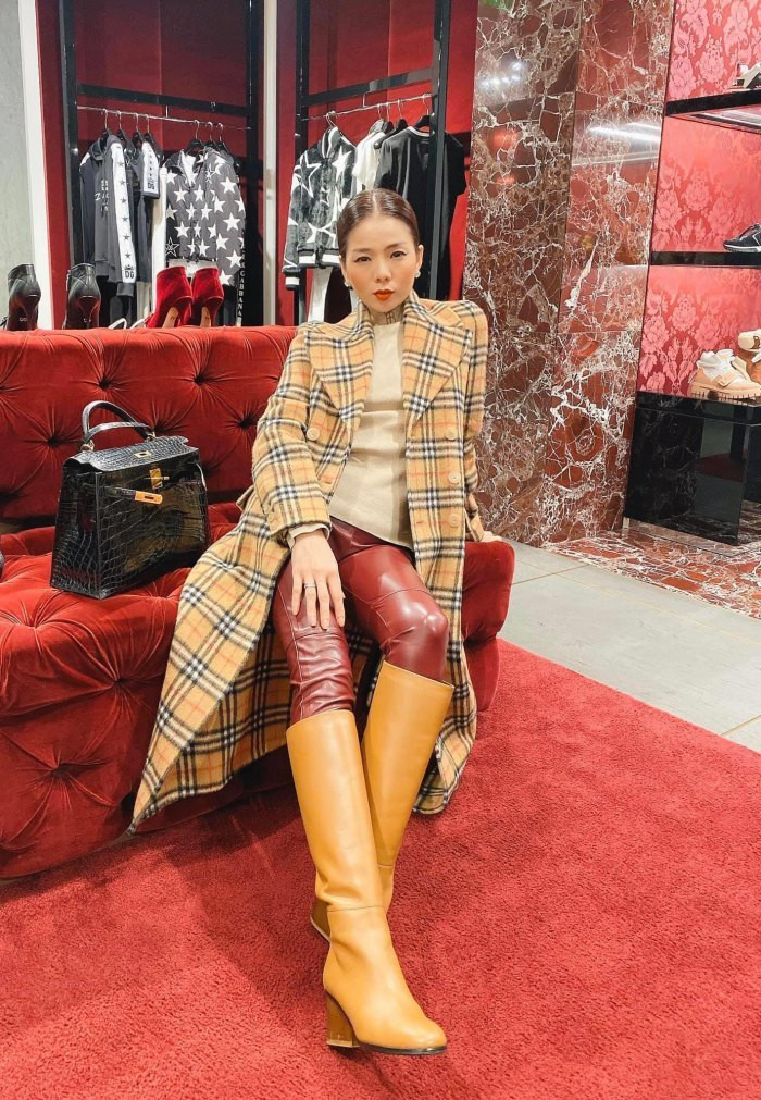 Không chỉ vậy, nữ ca sĩ Lệ Quyên cũng thường xuất hiện với những món đồ hàng hiệu đắt đỏ. Lệ Quyên hiện sở hữu hơn 10 chiếc túi Hermes có giá từ vài trăm triệu cho tới hàng tỷ đồng đối với những mẫu hiếm.