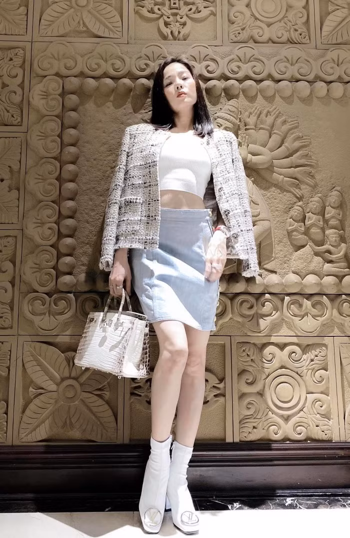 Chiếc túi Birkin bạch tạng thuộc dòng hiếm mà Lệ Quyên hay sử dụng có giá khoảng 5 tỷ đồng.